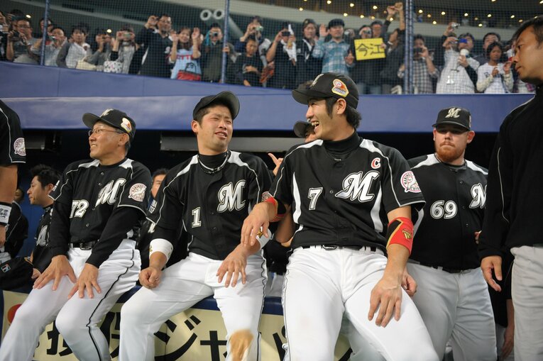 2010年の日本シリーズ第７戦　西岡（右）の隣で感涙する清田　©Naoya Sanuki