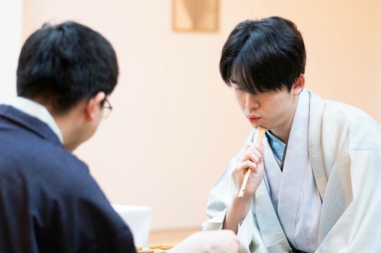 【藤井vs永瀬レア写真】負けても勝っても嬉しそう…2人の感想戦を見る（右に続きます）　©Keiji Ishikawa