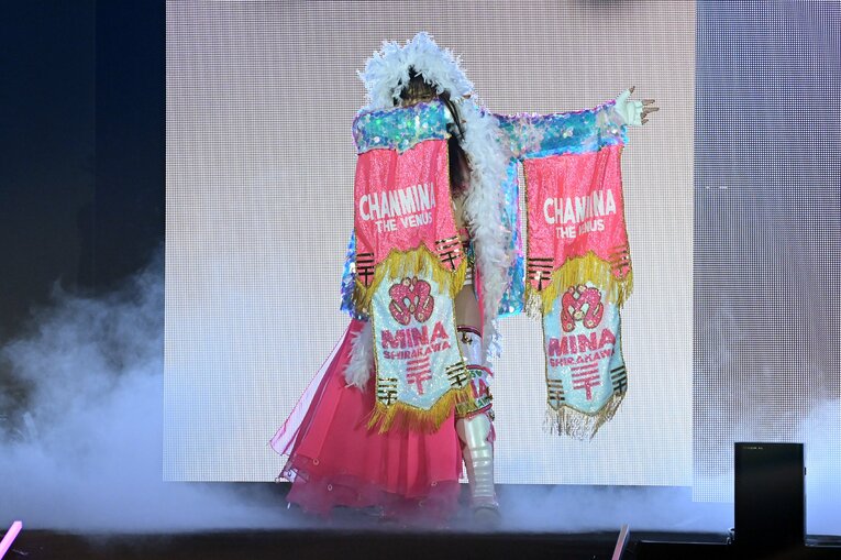 11月3日のスターダム広島大会。上谷沙弥が保持する白いベルト（ワンダー・オブ・スターダム王座）に挑んだ白川未奈の入場シーン