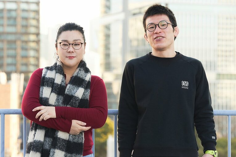 お互いに“ソウルメイト”と認め合うジェーン・スー（48）と青木真也（38）の特別対談 ／ photograph by Yuki Suenaga