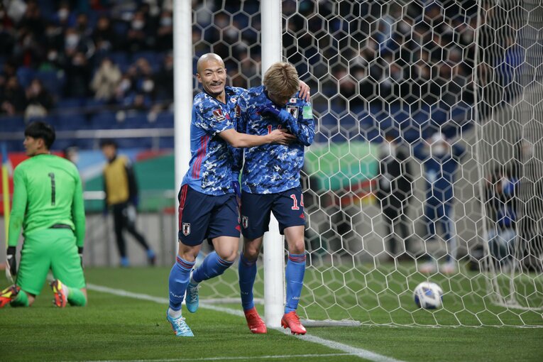 伊東純也とハグ　©Kiichi Matsumoto