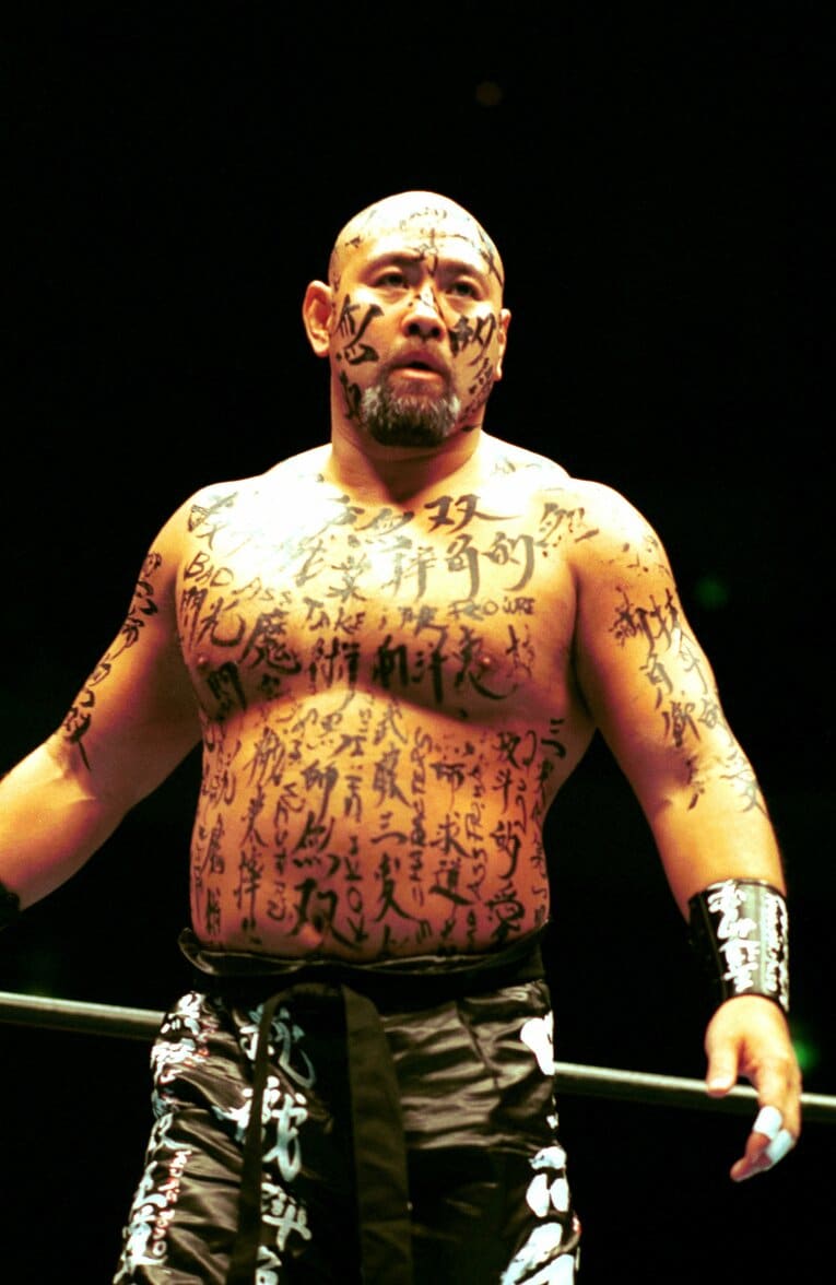 黒師無双としてリングに上がったムタ。2002年7月20日、日本武道館