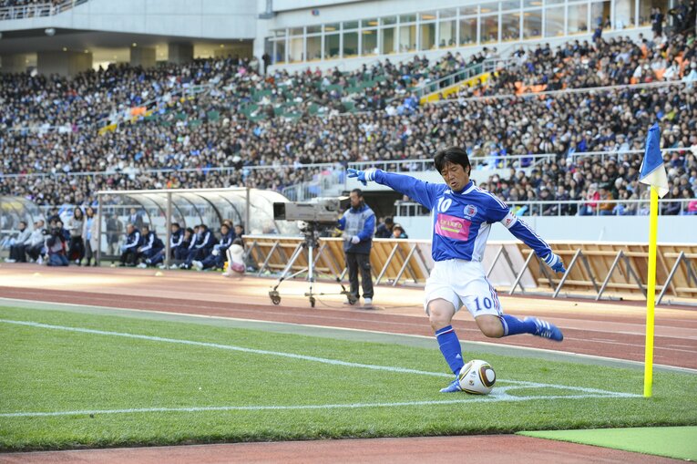 華麗なコーナーキックで魅せる名波　©︎Toshiya Kondo