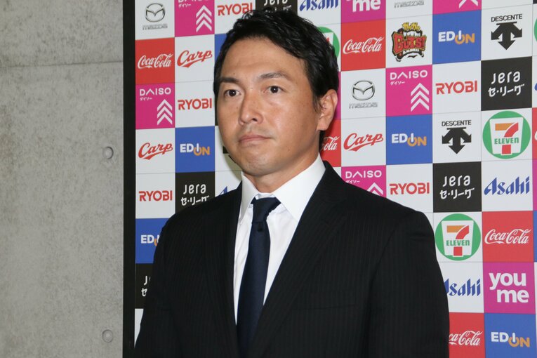 移籍が決まった後、マツダスタジアムで取材に応じる長野　©JIJI PRESS