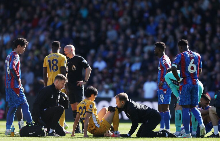 ブライトンのメディカルスタッフが対応。離れた場所から心配そうに見つめる鎌田【3枚目／全3枚】 ©AFLO