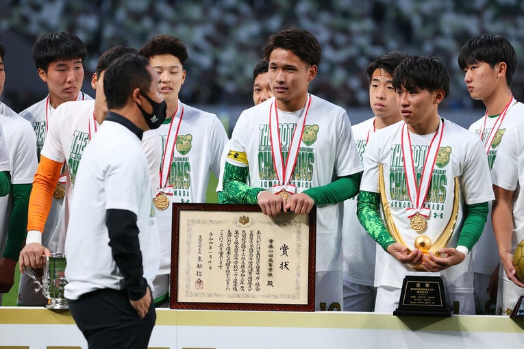 写真は2022年1月、高校選手権で優勝。中央が松木玖生（現・FC東京）　©AFLO