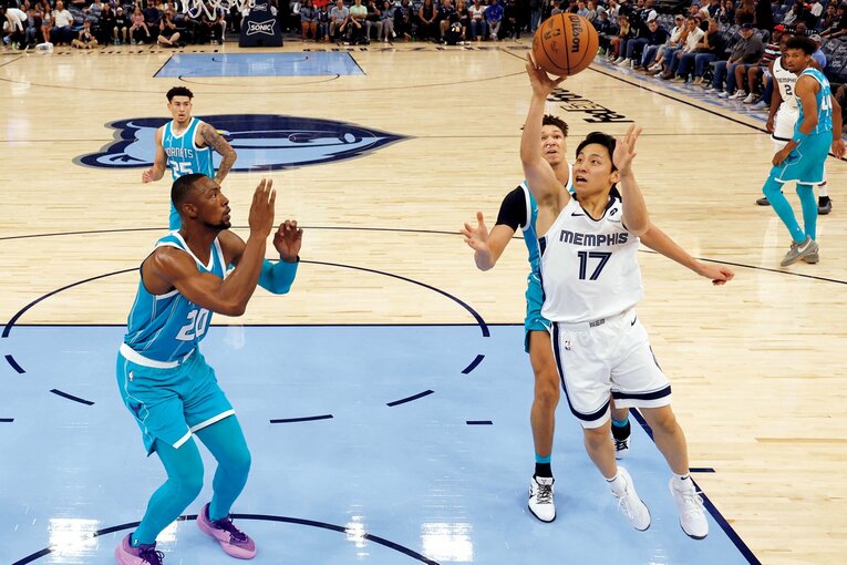 河村勇輝（かわむら・ゆうき）／2001年5月2日生、山口県出身。福岡第一高校、東海大（中退）を経て'22年横浜ビー・コルセアーズとプロ契約。'22-'23シーズンはリーグMVPなど個人6冠。'24年10月、グリズリーズとの2ウェイ契約に合意。NBAでは20試合に出場（2月24日現在）。173cm、72kg　©Yukihito Tagushi