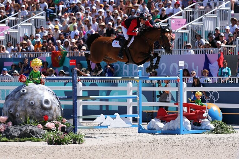 障害の脇に設置された「星の王子さま」のモニュメント　©Getty Images