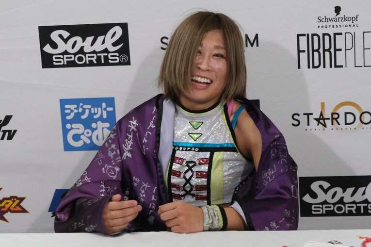 スターダム退団マッチで小波が“亡き戦友”木村花の技に込めた意味とは？ 対戦したジュリアは試合中に涙…「まだまだNEVER ENDです」(35)
