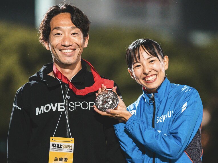 今年の日本選手権3000m障害で2位を獲得し、野口監督と　写真は本人ツイッター（現在はX）より