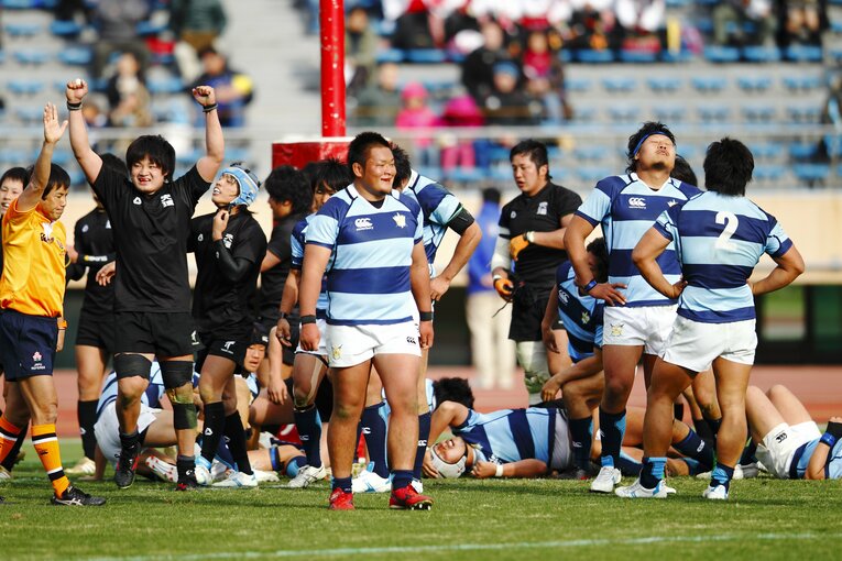 悔しがる関東学院大、稲垣啓太の姿も…（右）／第48回大学ラグビー選手権決勝（2012年1月2日）©︎Tamon Matsuzono