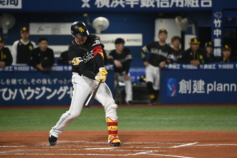 日本シリーズ第1戦、先発の有原航平がタイムリーヒットで自らを援護する　©︎Naoya Sanuki