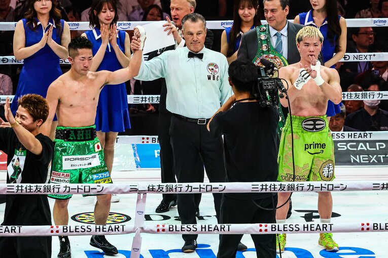 判定が読み上げられた瞬間。勝者・井上拓真に拍手を送る那須川天心　©Susumu Nagao