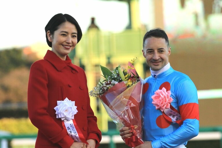 2022年有馬記念で優勝したルメールが長澤まさみと笑顔の2ショット　©︎AFLO
