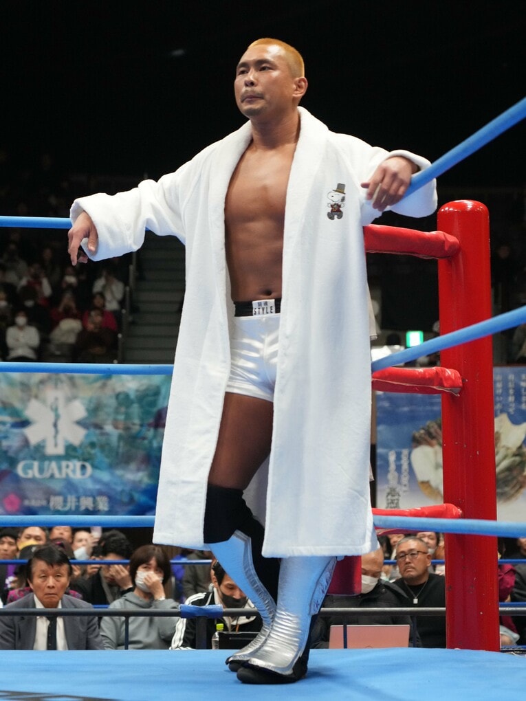 モハメド・アリのような白いガウンでコーナーに立つ中嶋勝彦　©Essei Hara