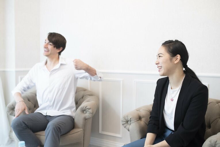 USJのエピソードを語る二人。バタービールを片手に……　©Asami Enomoto