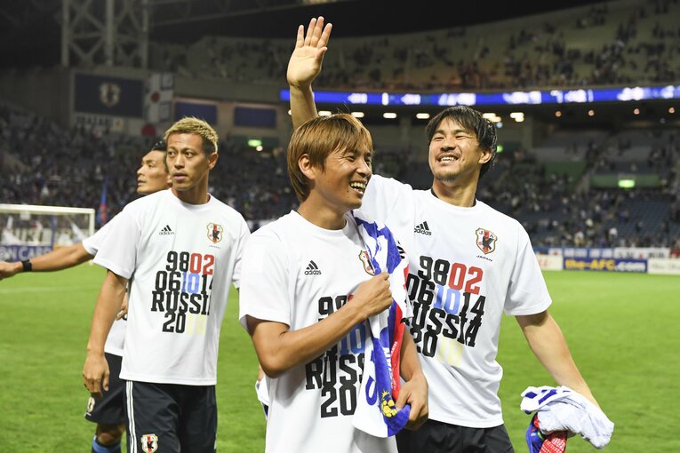 ロシアW杯出場を決め、笑顔でサポーターに手を振る岡崎慎司　©Asami Enomoto