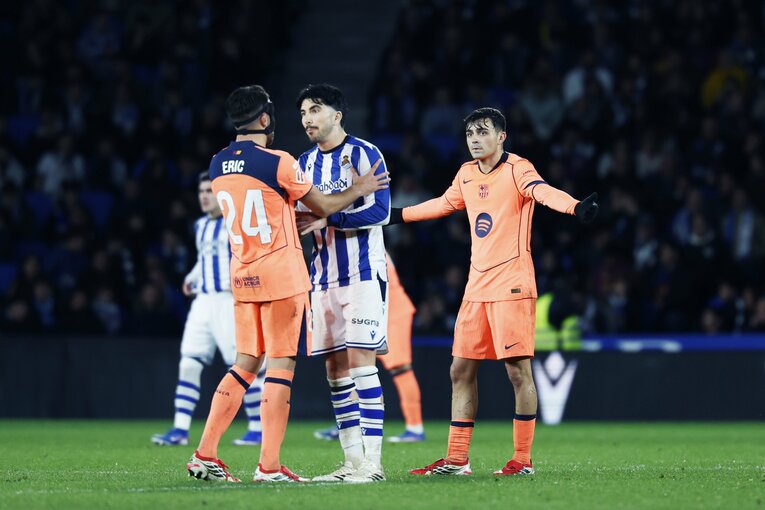 ケリックとデゲス。両手を開くペドリ（写真は続きます）　©Daisuke Nakashima