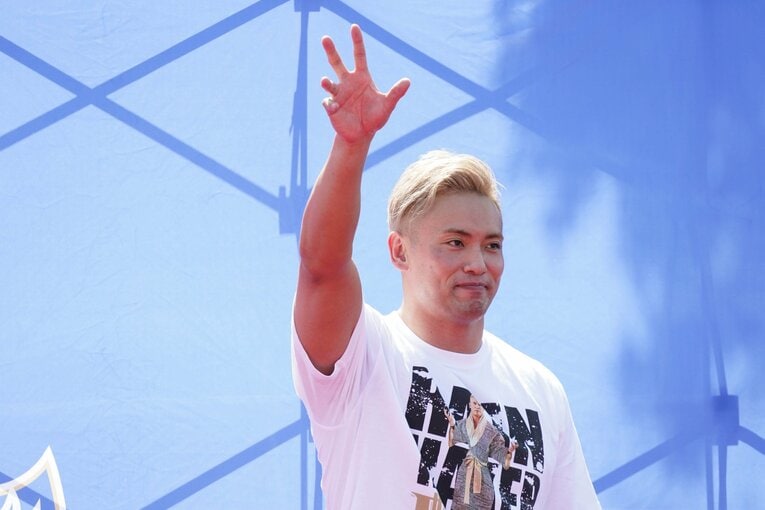 ファンに手を振るオカダ・カズチカ　©Essei Hara