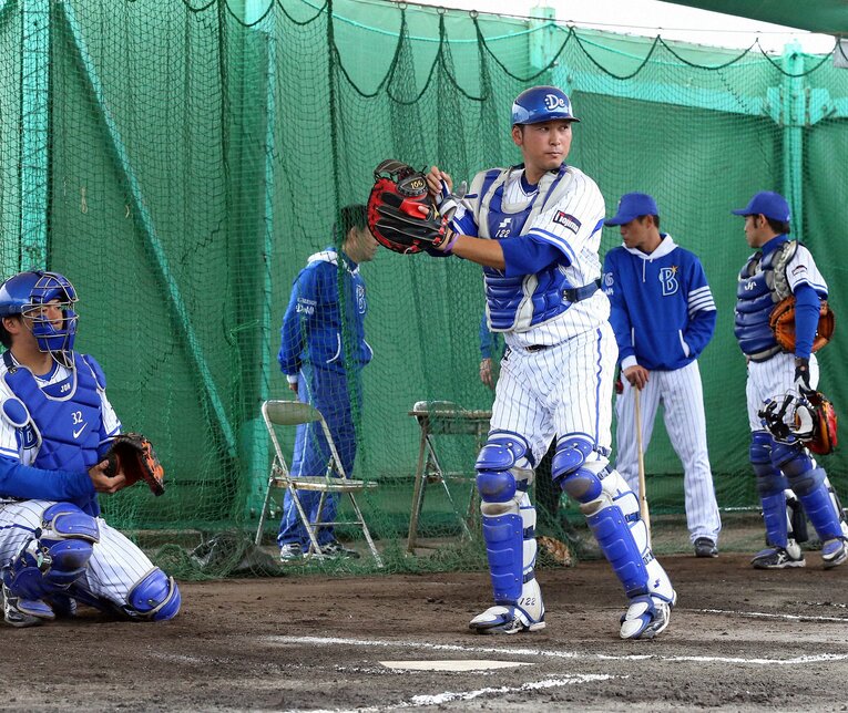 ブルペン捕手としてバッター役を務めることも。引退後はいわゆる「裏方」的なポジションでチームを支え続けた　©NIKKAN SPORTS