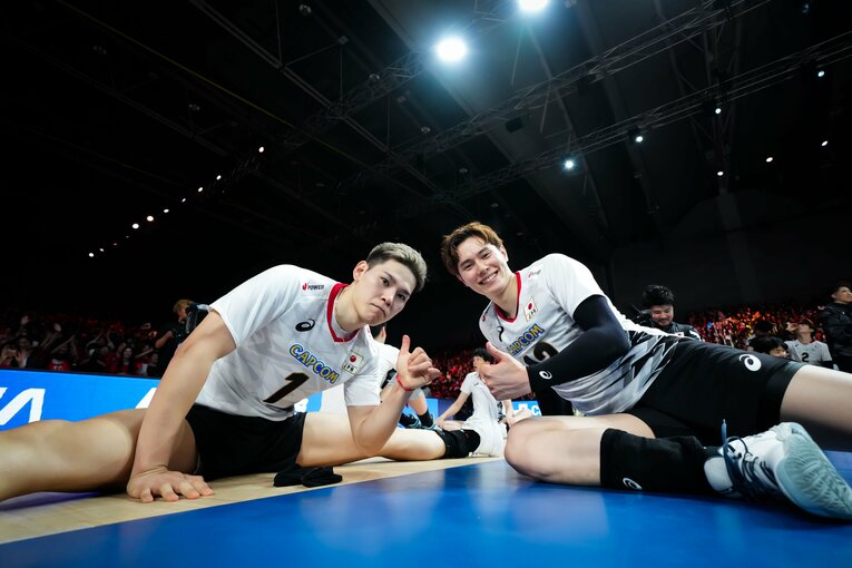 西田有志、高橋藍（VNLイラン戦）　©︎Volleyball World