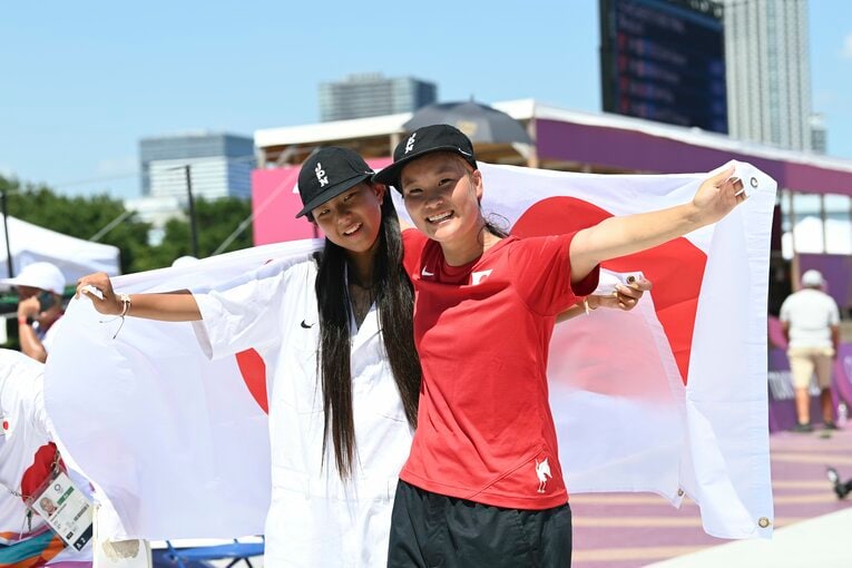 パークで金メダルを獲得した四十住さくら（右）と銀メダルの開心那　©JMPA