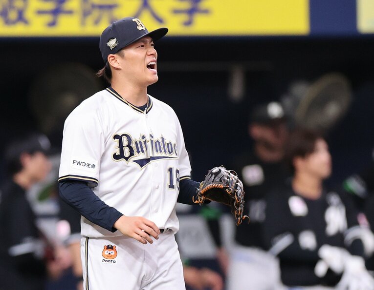 ロッテ打線につかまり、顔をしかめる山本　©JIJI PRESS