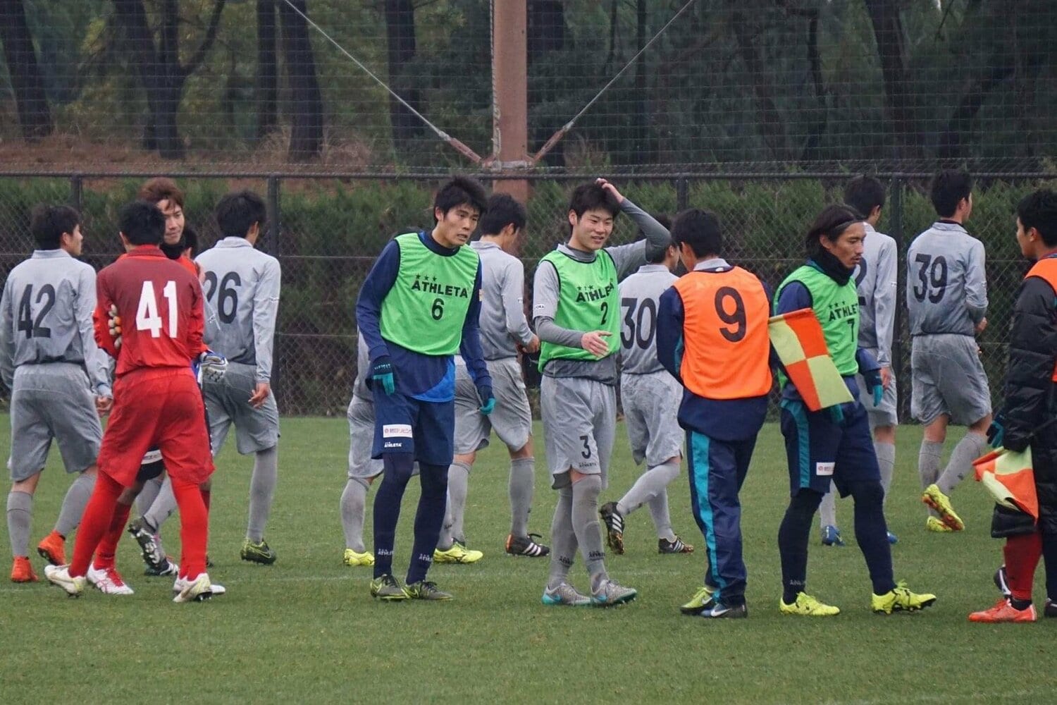 トップチームの練習に参加した時に冨安と濱口　（写真／サポーター大西勝之さん提供）