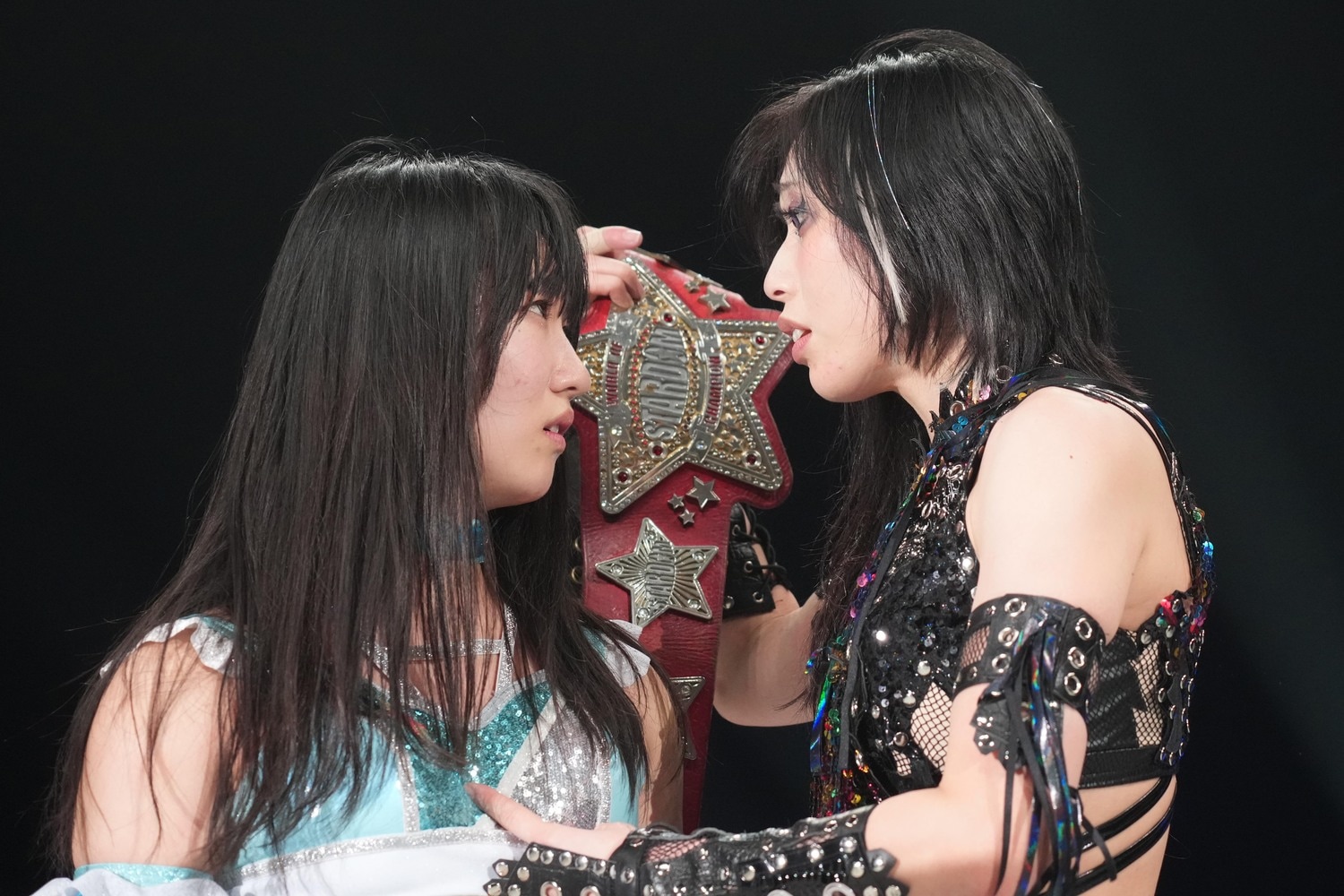 上谷沙弥の赤いベルトにコズミックエンジェルズの解散を懸けて挑む玖麗さやか ©Essei Hara