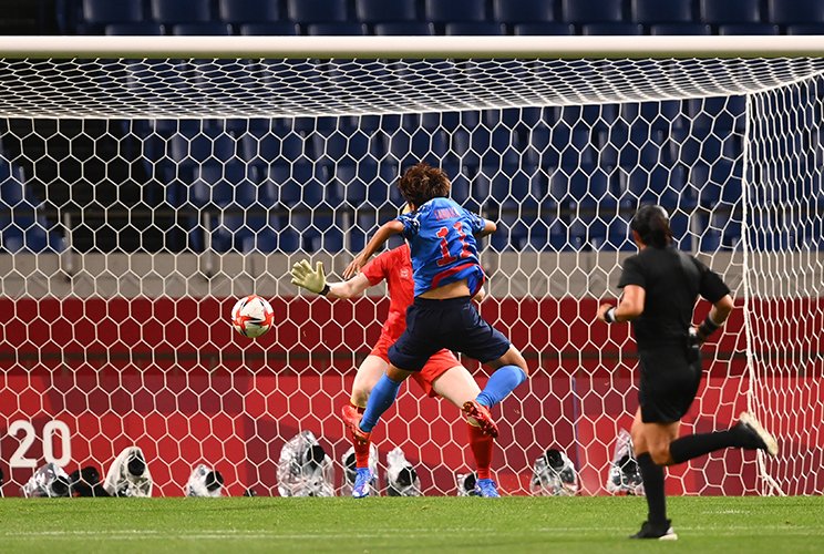 準々決勝スウェーデン戦、長谷川唯からのクロスボールに合わせて同点弾を叩き込む田中美南　©︎Takuya Kaneko/JMPA