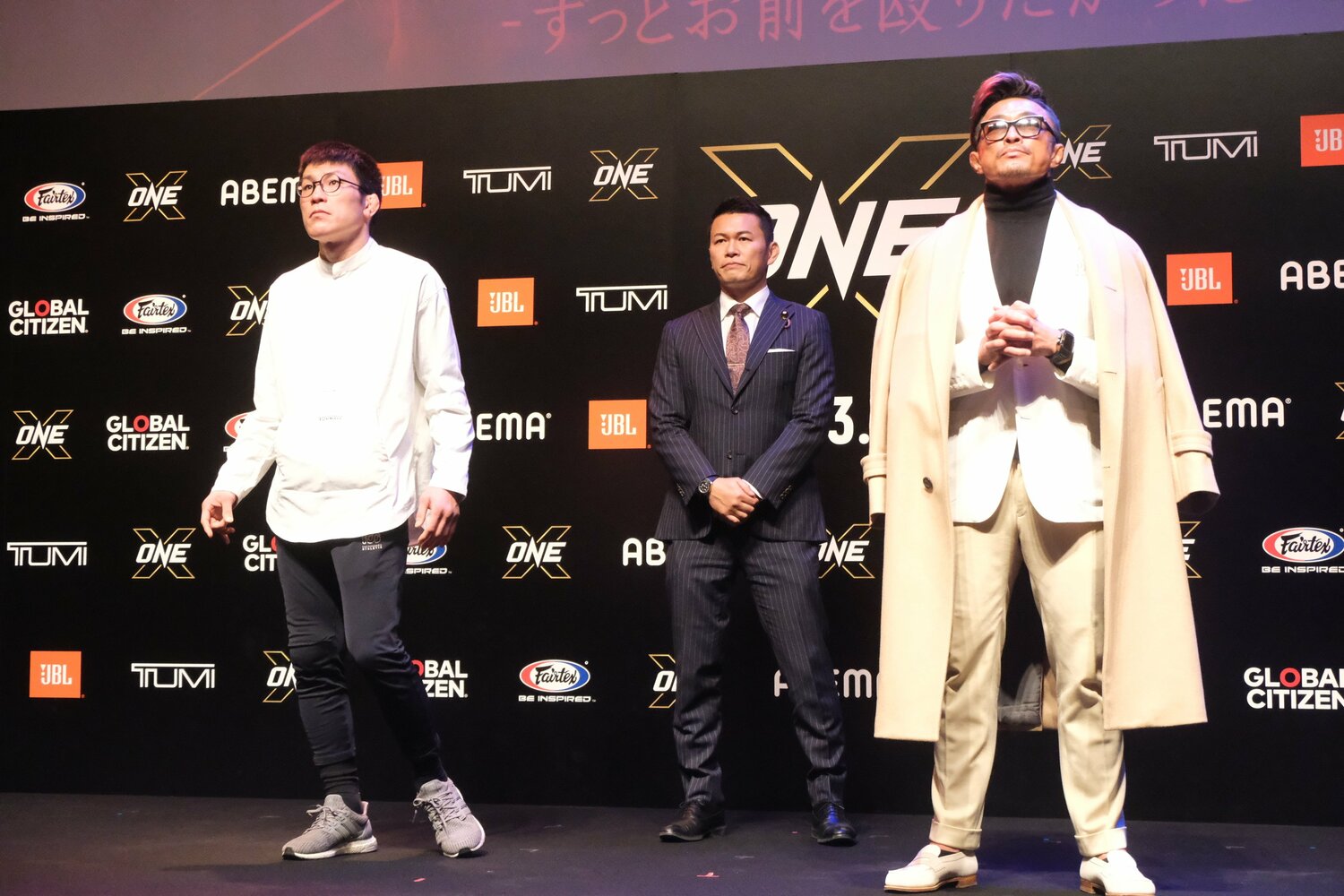 記者会見での記念撮影。元格闘家で参議院議員の須藤元気氏が立会人を務めた　©Norihiro Hashimoto