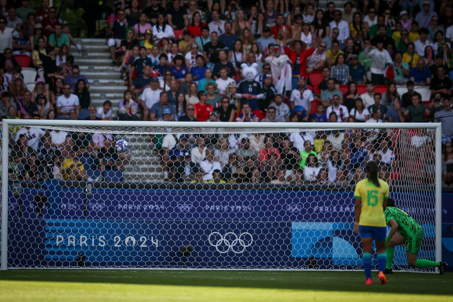 谷川の鮮やかな弾道の一撃。ブラジルのGKは見送るしかなかった　©Getty Images