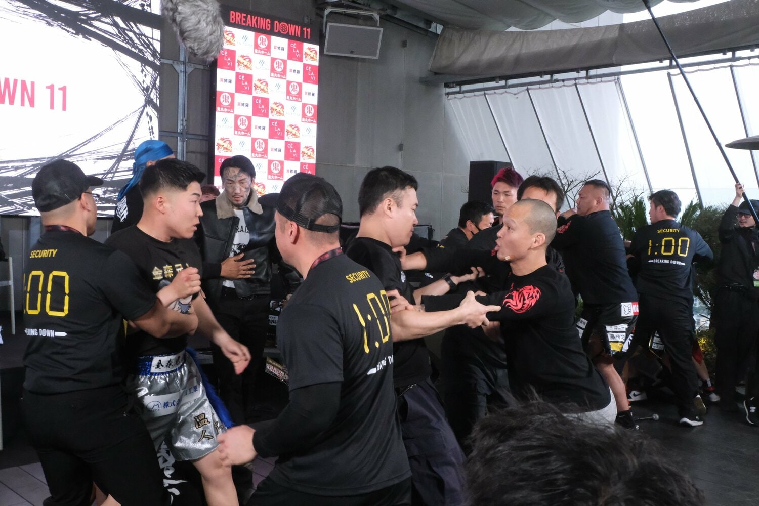 記者会見で入り乱れる大阪チームと大宮チームの出場者たち ©Norihiro Hashimoto