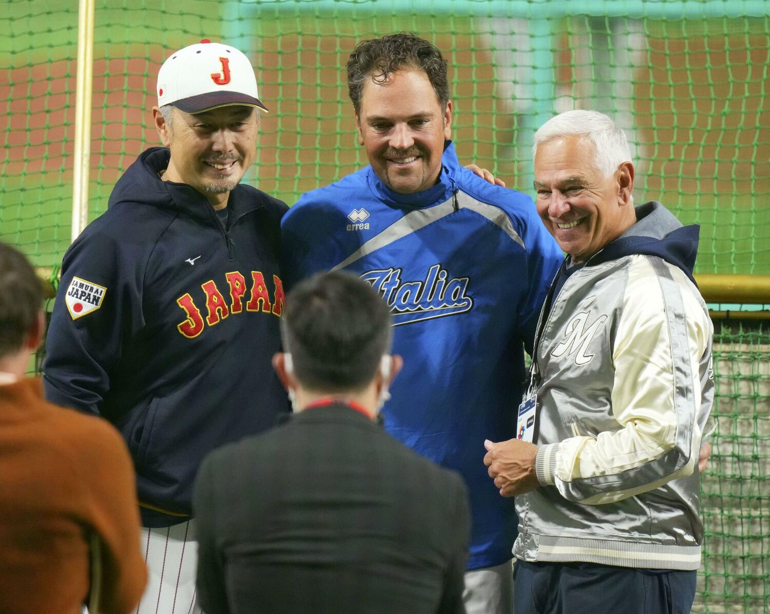 メッツ時代にバッテリーを組んだピアザ監督（中央）、当時の指揮官・バレンタイン氏と記念撮影　©︎KYODO