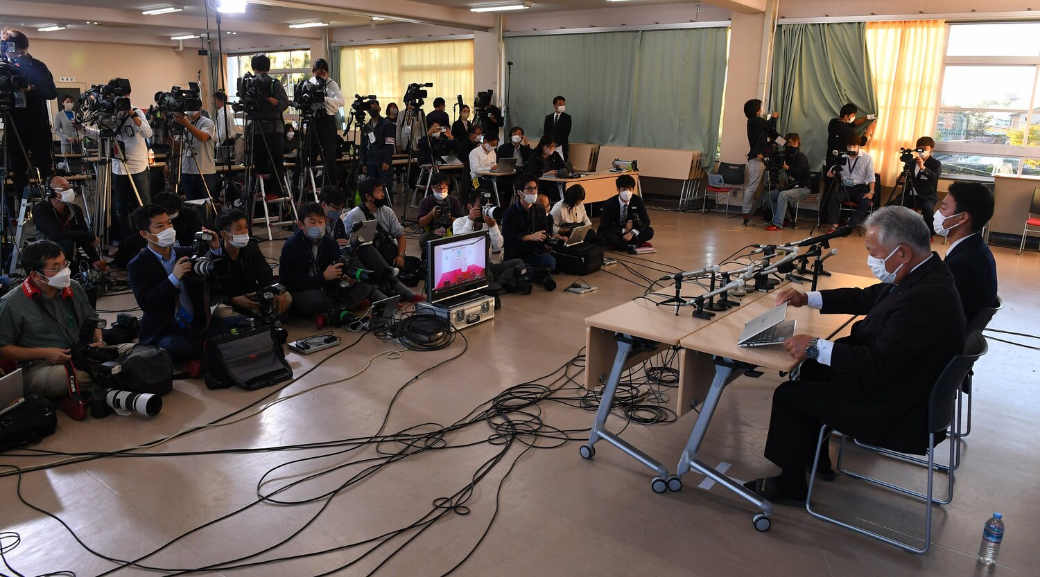 近江高の教室で指名を待つ山田。たくさんの報道陣の前で1時間40分、その時を待った　©SANKEI SHIMBUN