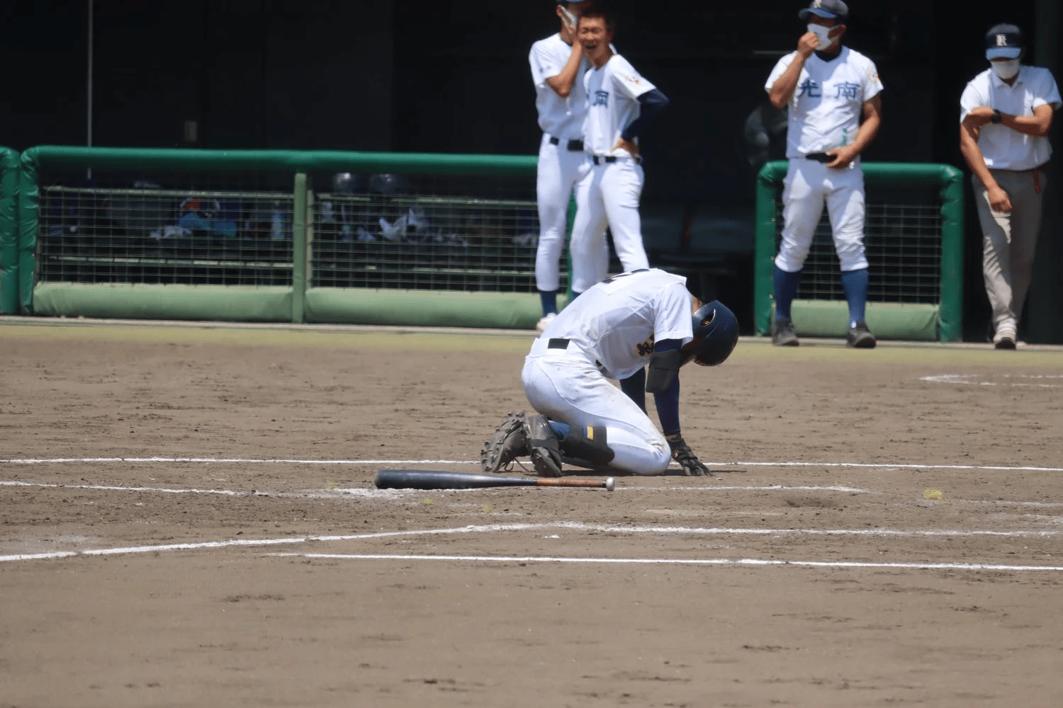昨夏、最後の打者となった当時２年生・山浅はバッターボックスで泣き崩れた　©Genki Taguchi