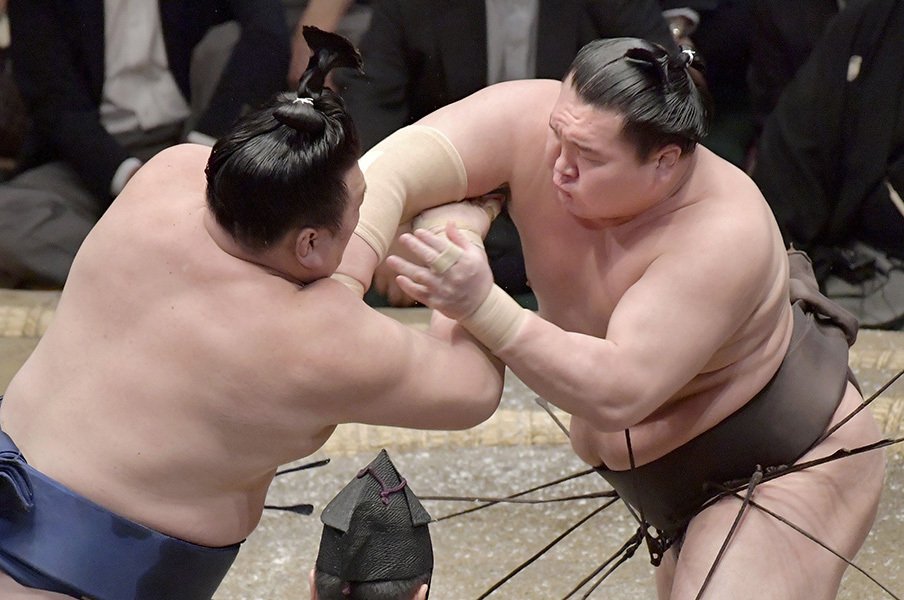 最近の白鵬の相撲を丁寧に批判する。能町みね子が「最強」に望むこと。＜Number Web＞ photograph by Kyodo News
