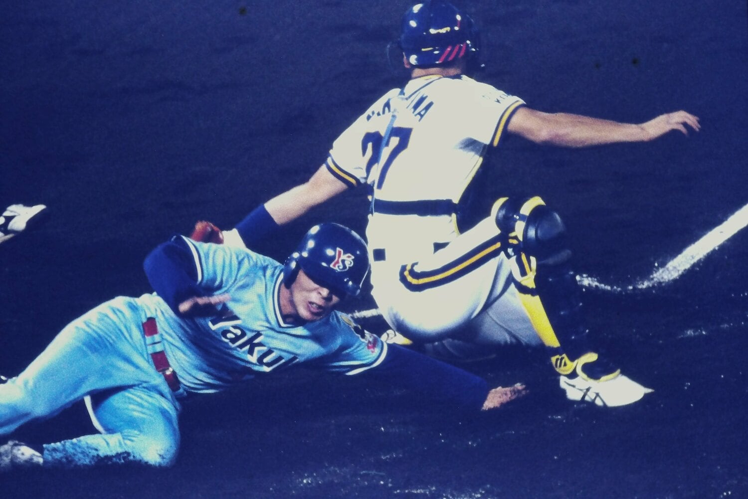 1995年日本シリーズで、中嶋聡の守るホームに突入する真中満。のちにふたりとも監督となりリーグ優勝を果たすことになった　©Takahiro Kohara