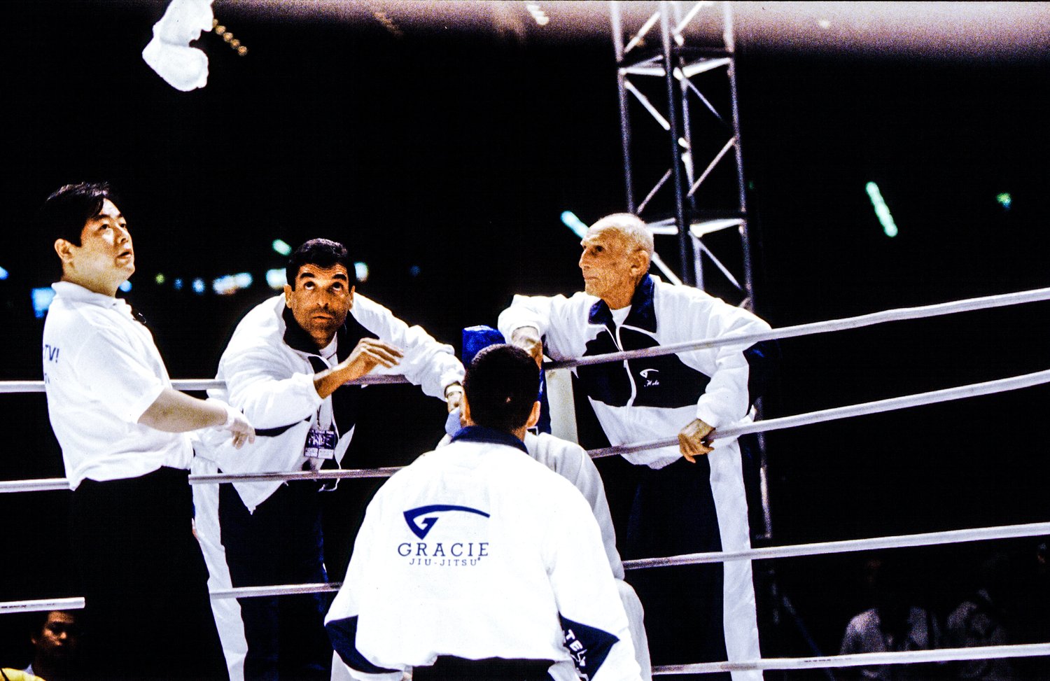 ホリオン・グレイシーがタオルを投げた決定的瞬間。写真右がグレイシー柔術の創始者で木村政彦と対戦したエリオ・グレイシー