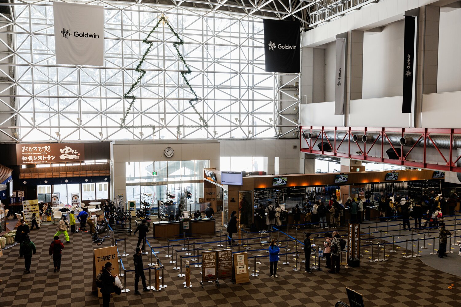 ガーラ湯沢駅、この冬も人が多いように感じたのだが……