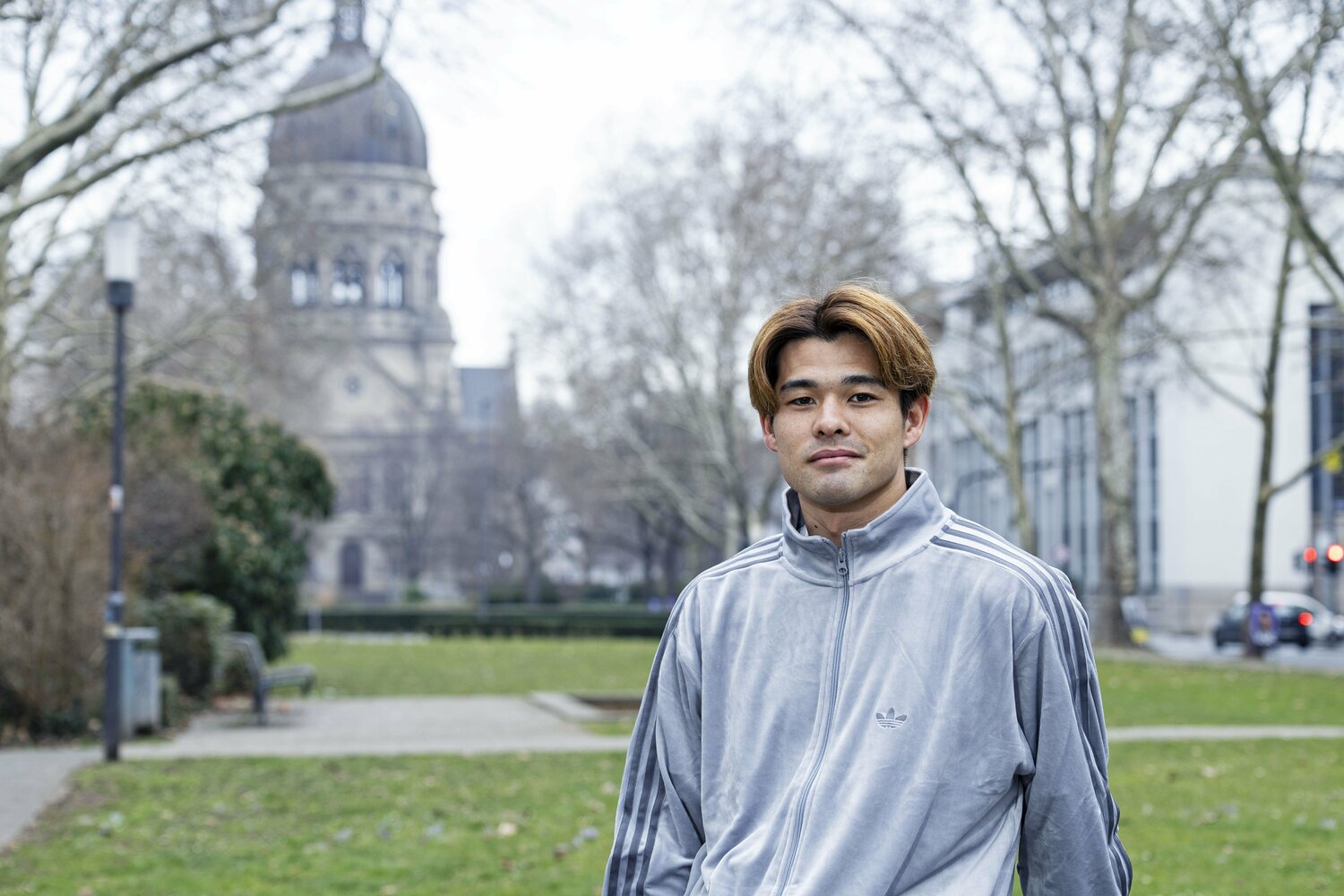 ドイツ・マインツの街でNumberWebのインタビューに応じた佐野海舟（24歳）　©Daisuke Nakashima