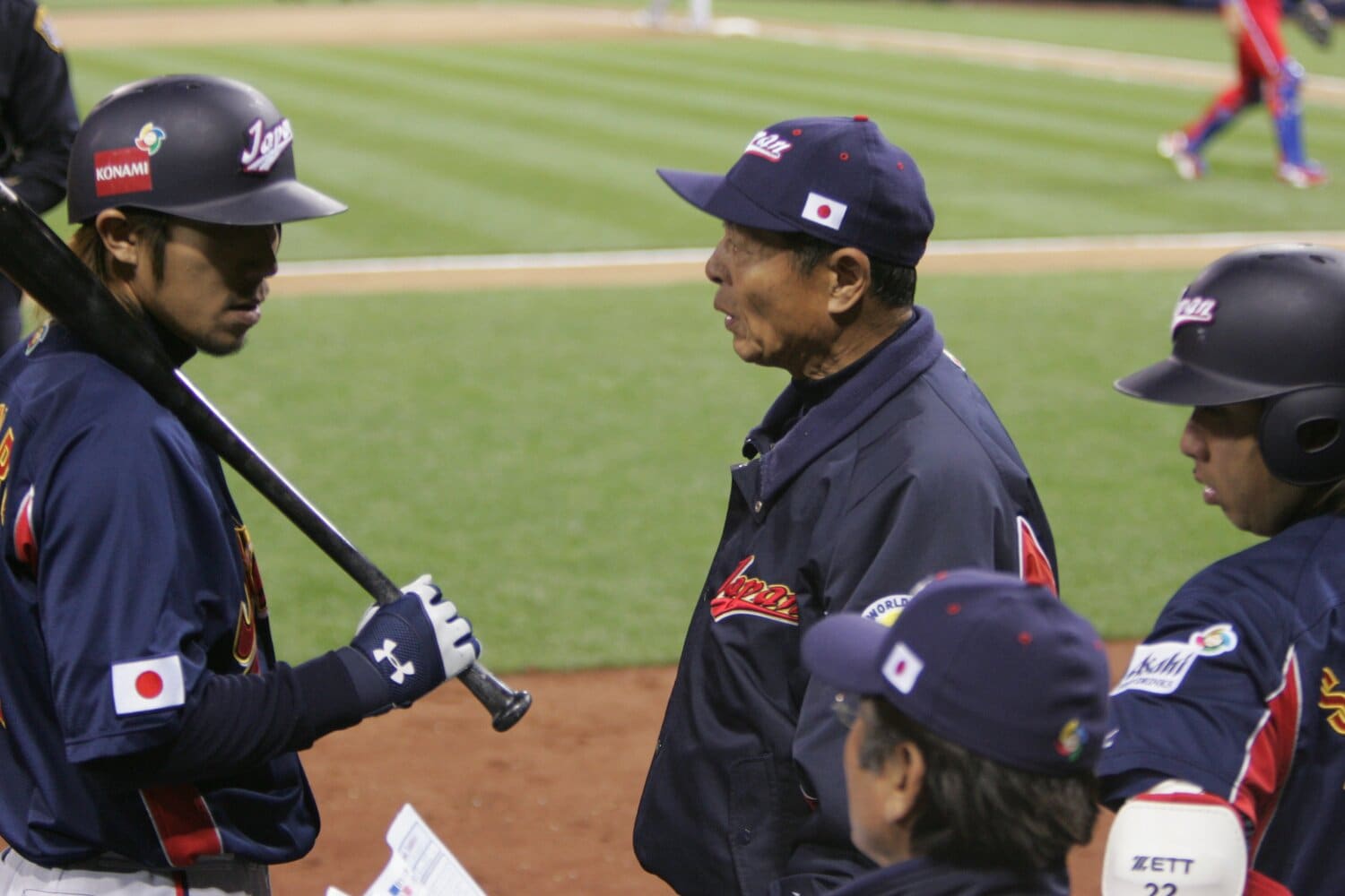 2006年の第1回WBC決勝のキューバ戦で。王監督（右）に声をかけられる多村（左）　©Naoya Sanuki