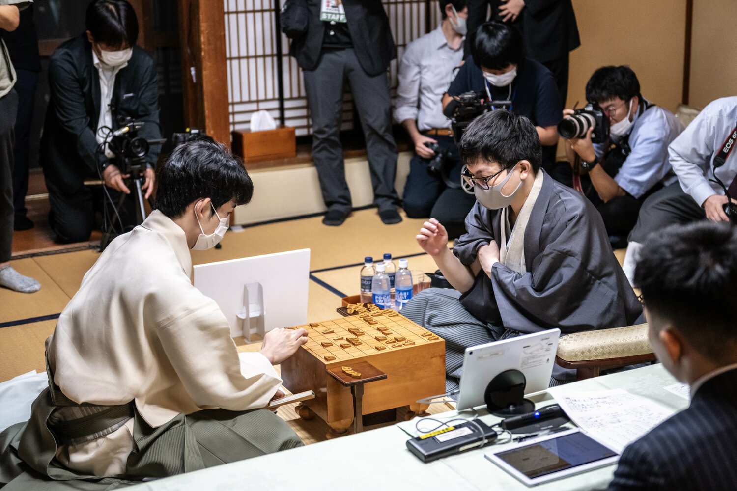 王座戦で激闘を繰り広げた藤井－永瀬の公開練習将棋は“観る将”の間で大きな注目を集めた　©Takuya Sugiyama