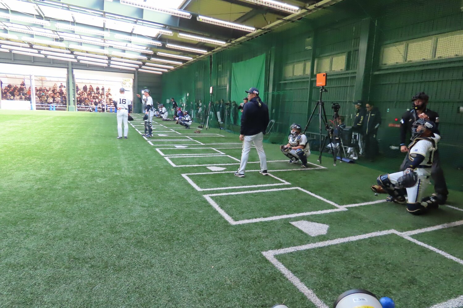 10人の投手が一度に投球練習できるオリックスのブルペン　中央にはトラックマンも設置されている　©Kou Hiroo