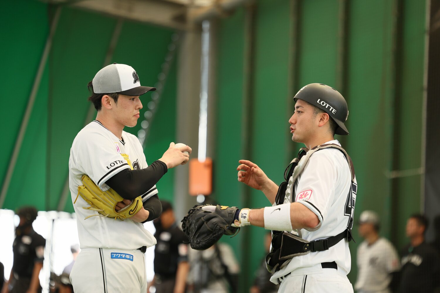 入念な確認作業をしながらピッチングを重ねていく ©︎Chiba Lotte Marines