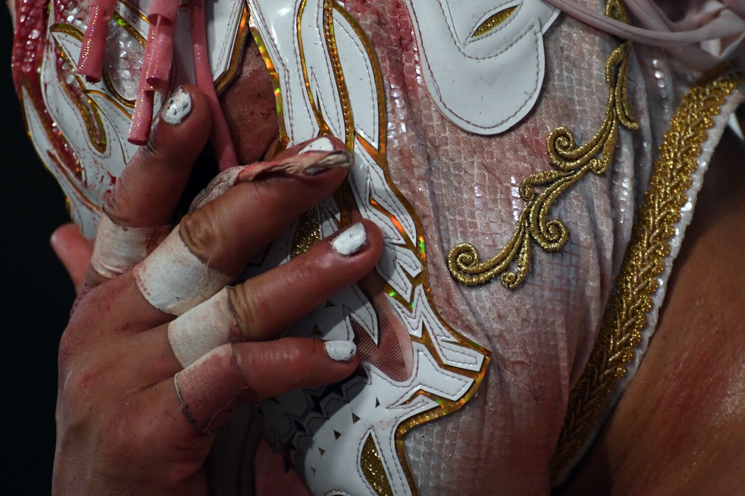 試合後、血染めのマスクの上から目元をおさえるエル・デスペラード(クリックすると「この記事の写真」に飛びます。流血等の過激な写真を含みますのでご注意ください)