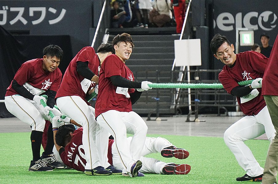 日本ハム広報が考えるSNSの使い方。球団＆選手の情報発信に不可欠だが。＜Number Web＞ photograph by Kyodo News