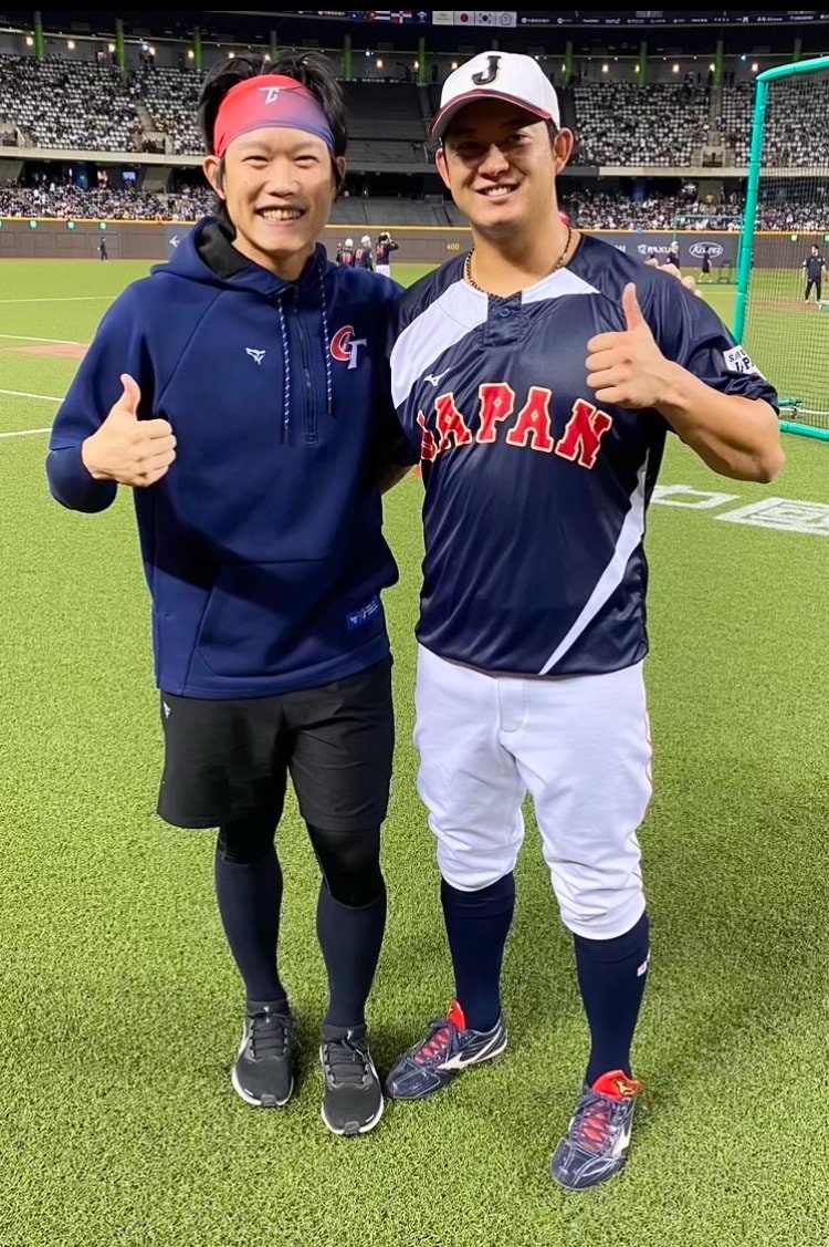 決勝で対戦した台湾代表のチェンと日本代表の佐藤都志也　©︎Chiba Lotte Marines