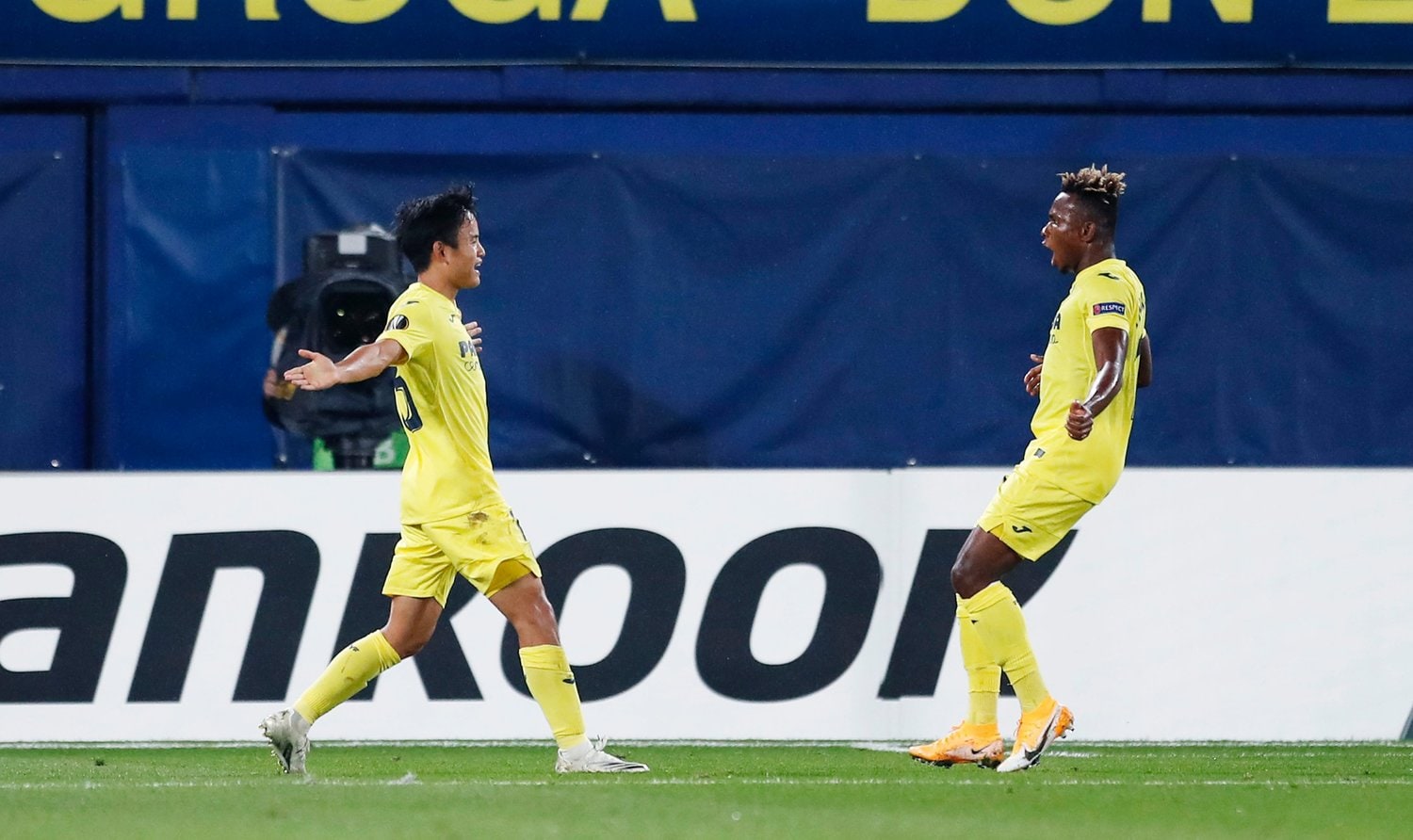 笑顔で駆け寄る、久保とチュクウェゼ