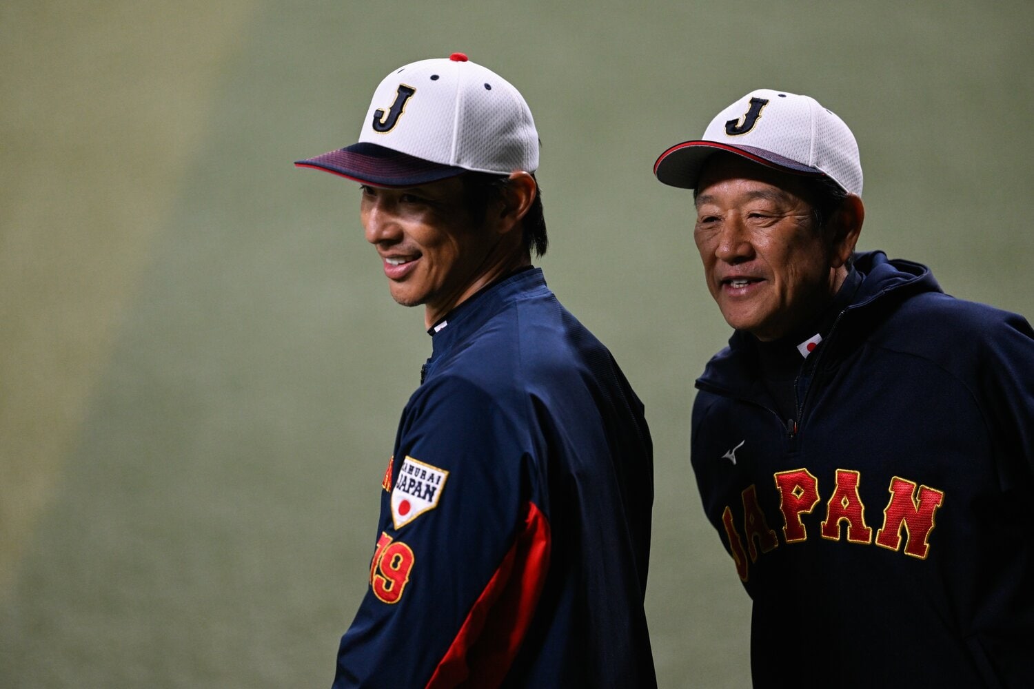 栗山監督に声をかけられた城石コーチ　©Nanae Suzuki